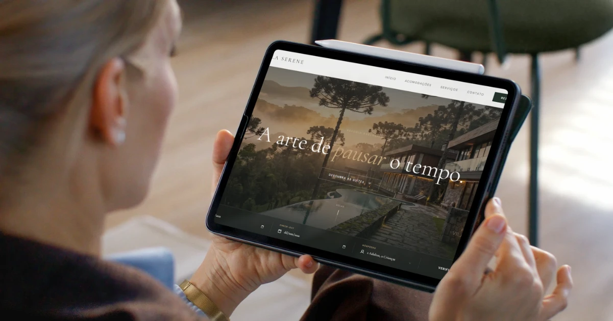 Hóspede finalizando uma reserva de hospedagem no notebook com a página do hotel aberta na tela